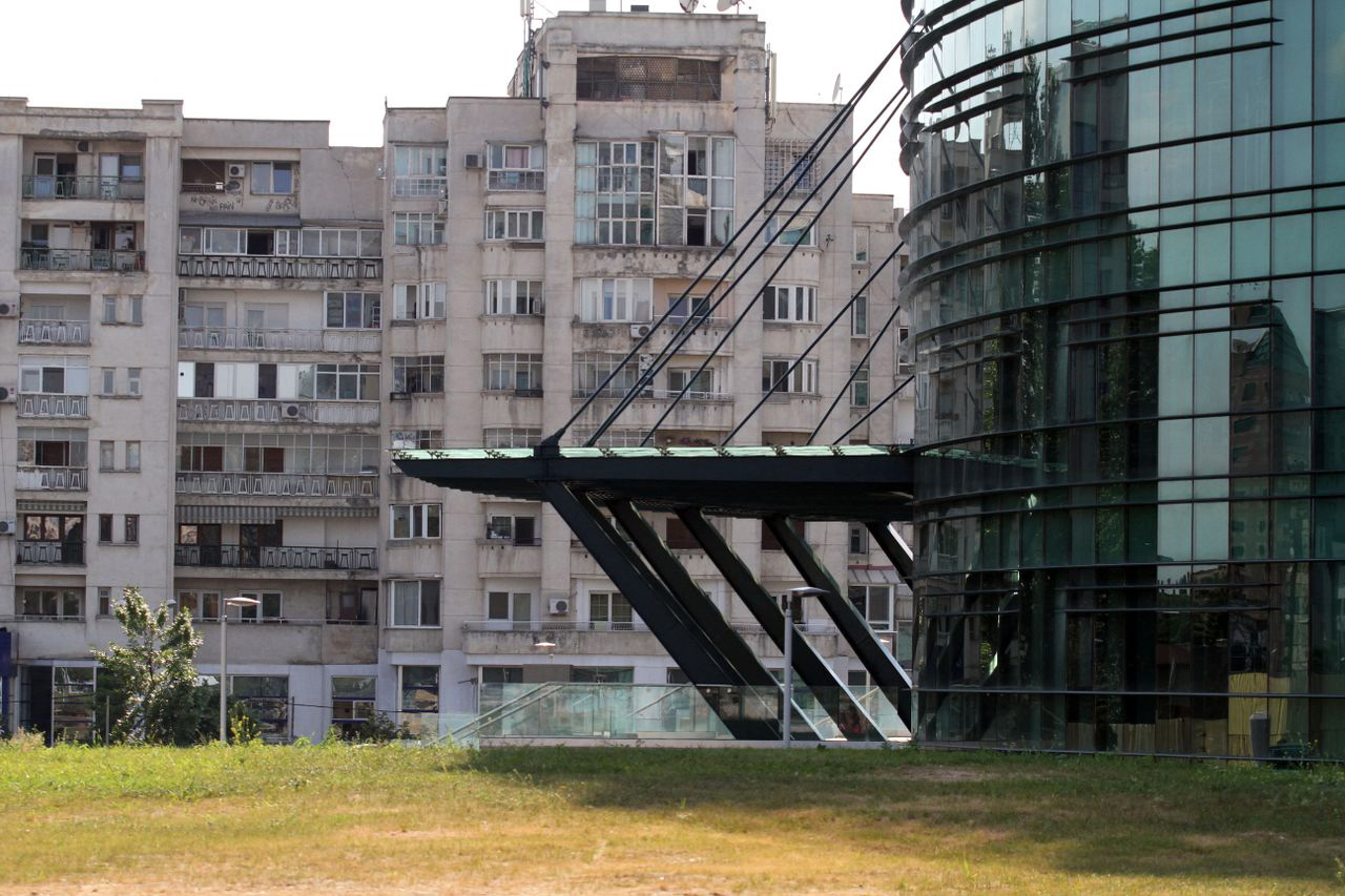 以前苏联建筑为背景的罗马尼亚新国家图书馆