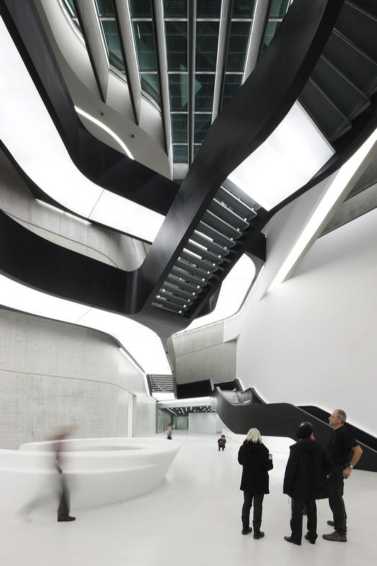 扎哈·哈迪德的MAXXI- 21世纪国家博物馆的画廊楼梯