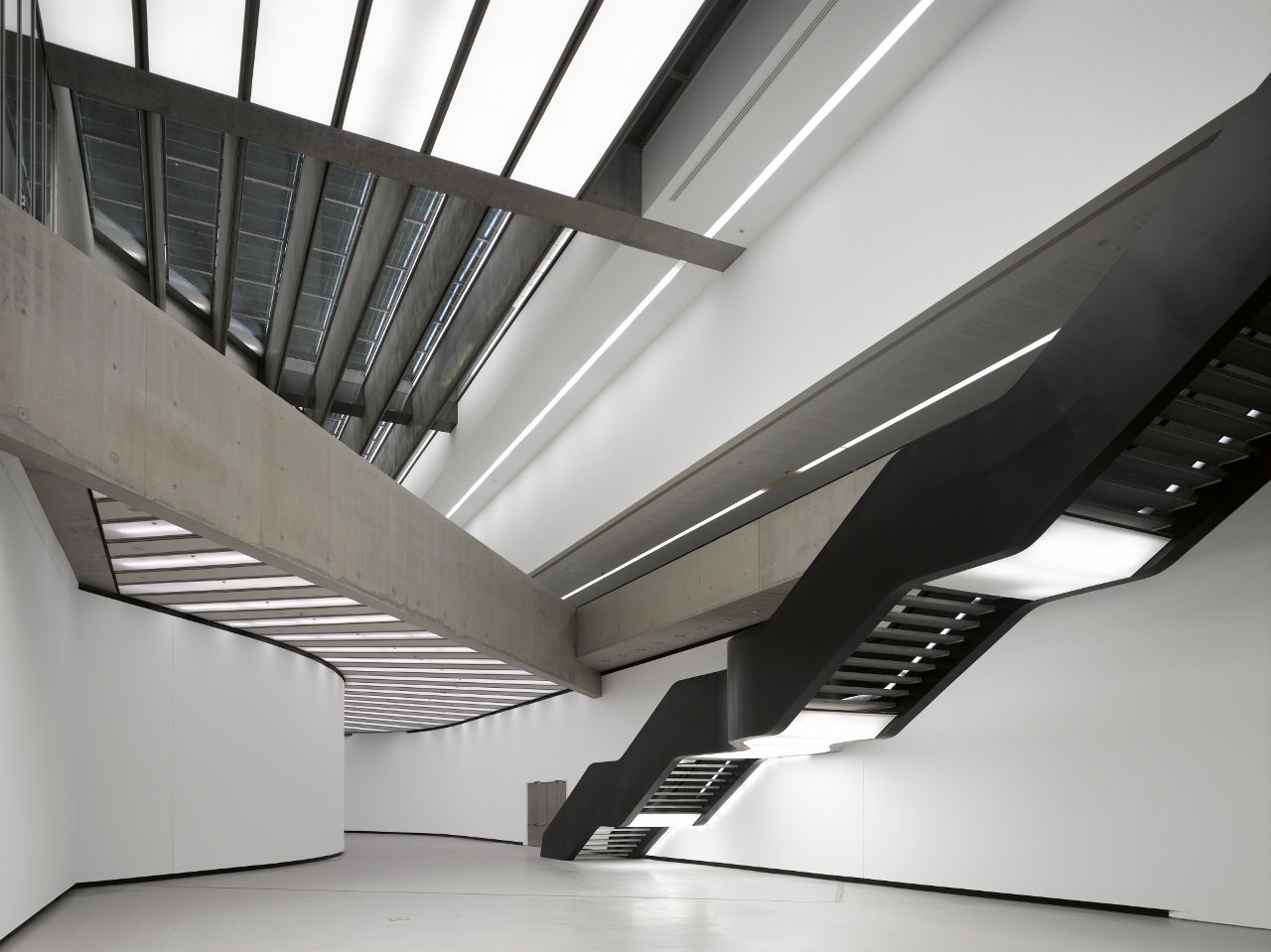 扎哈·哈迪德的MAXXI- 21世纪国家博物馆的画廊楼梯