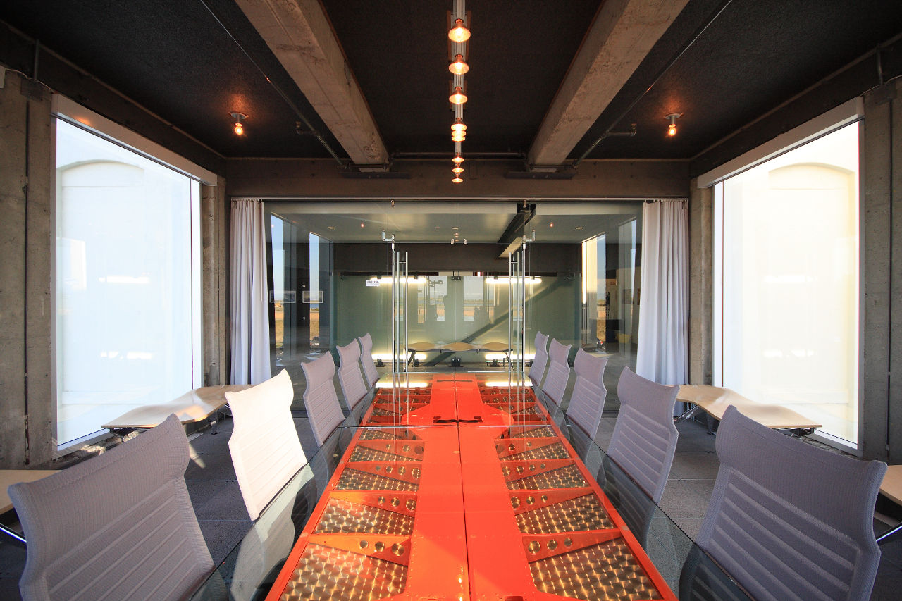 由Lorcan O 'Herlihy Architects (LOHA)和Kanner Architects设计的Performance Capture工作室会议室